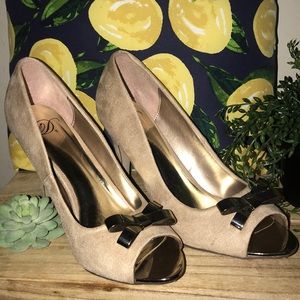 Delicious Tan Suede High Heels Gold Bows Size 10